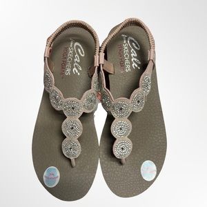 Sketchers Sandals on Yoga Foam size 10